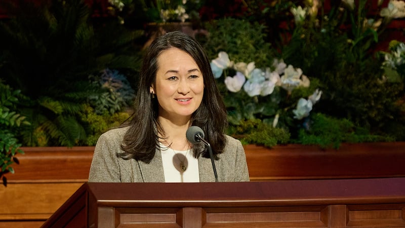 A irmã Kristin M. Yee, segunda conselheira da presidência geral da Sociedade de Socorro, fala durante a sessão de sábado de manhã da 196ª Conferência Geral Anual d\u0027A Igreja de Jesus Cristo dos Santos dos Últimos Dias no Centro de Conferências em Salt Lake City, em 4 de abril de 2026.