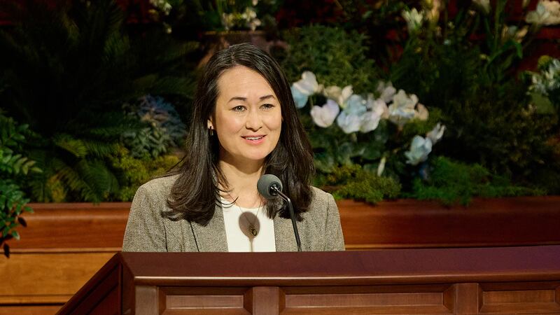 Irmã Kristin M. Yee, segunda conselheira na presidência geral da Sociedade de Socorro, fala durante a sessão de sábado de manhã da 196ª Conferência Geral Anual de A Igreja de Jesus Cristo dos Santos dos Últimos Dias no Centro de Conferências em Salt Lake City em 4 de abril de 2026.