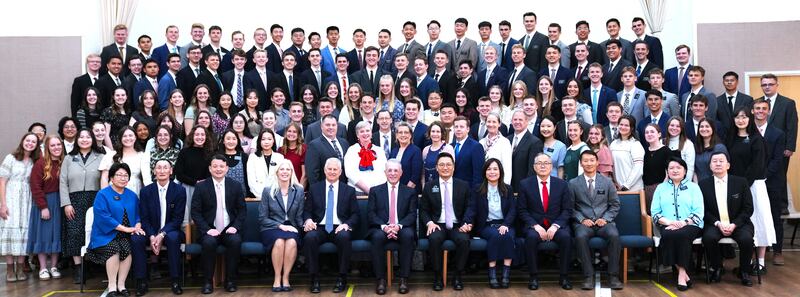 Presidente Odgerel Ochirjav, que serviu como primeiro conselheiro da Missão Ulaanbaatar Mongólia na época, quarta fila da frente à direita, posa para uma foto com Elder Ulisses Soares, centro da primeira fila, e missionários em junho de 2024 em Ulaanbaatar, Mongólia.