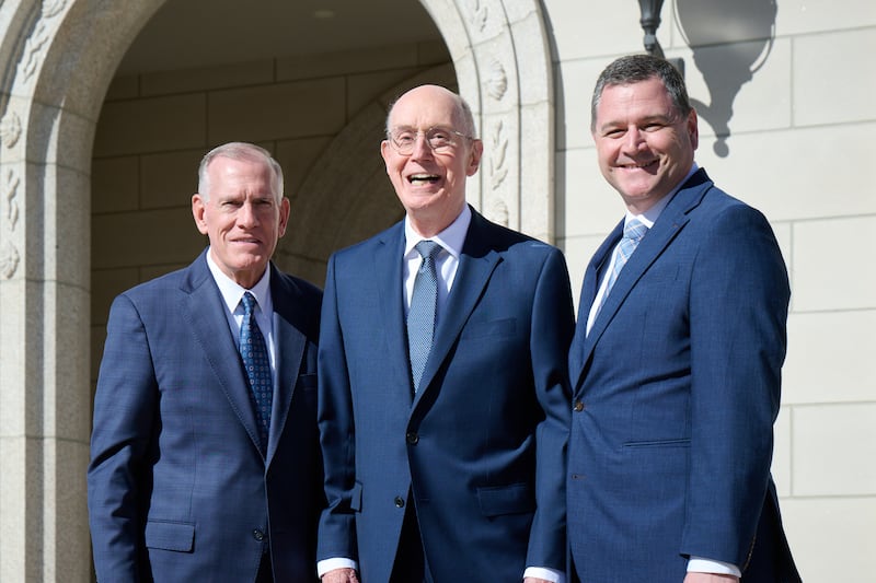 O Presidente Henry B. Eyring fica em pé diante do Templo de Montpelier Idaho entre os Setenta Autoridade Geral Élder Steven R. Bangerter, à esquerda, e Élder Ricardo P. Giménez, à direita.