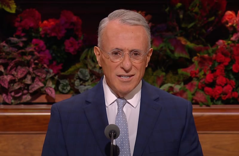 Élder Ulisses Soares do Quórum dos Doze Apóstolos fala durante a sessão de domingo à manhã da 195ª Conferência Geral Semestral de A Igreja de Jesus Cristo dos Santos dos Últimos Dias no Centro de Conferências em Salt Lake City em 5 de outubro de 2025.