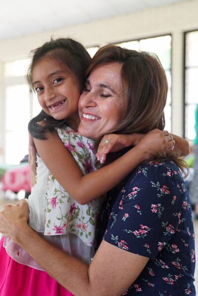 A irmã Lisa L. Harkness, primeira conselheira na presidência geral da Primária, abraça uma menina que está morando em um alojamento temporário em Escuintla, Guatemala, na quarta-feira, 29 de agosto de 2018.