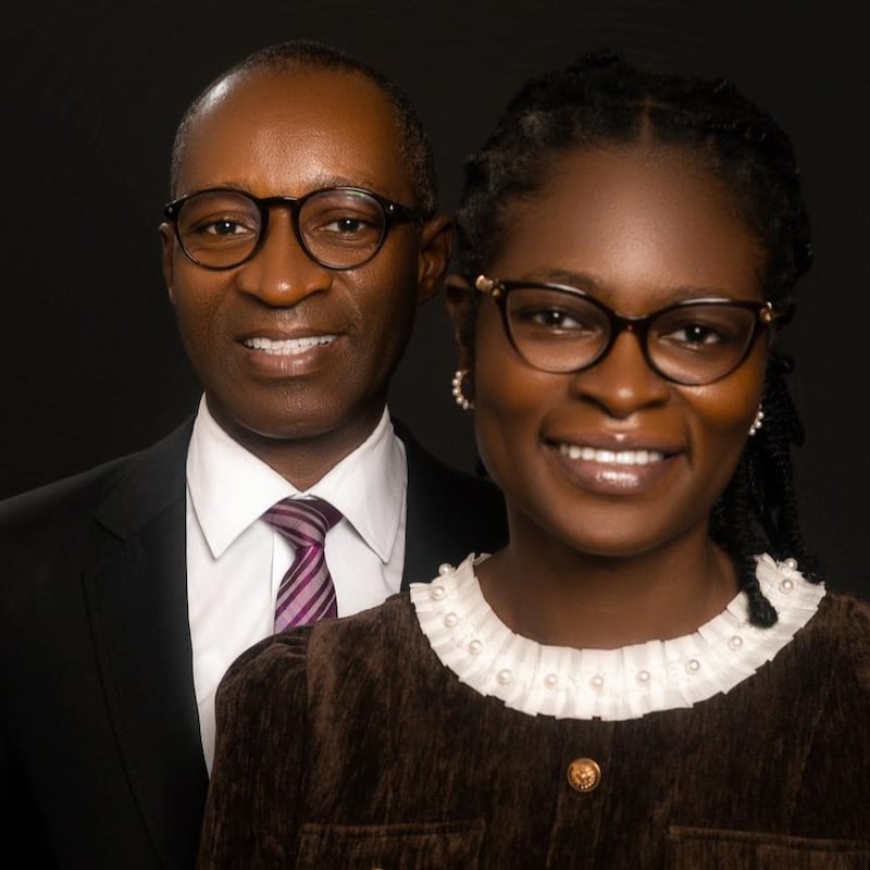 Ikechukwu J. Ibe e Freda O. Ibe, que servirão como presidente e companheira da Missão Aba Nigéria a partir de julho de 2026.