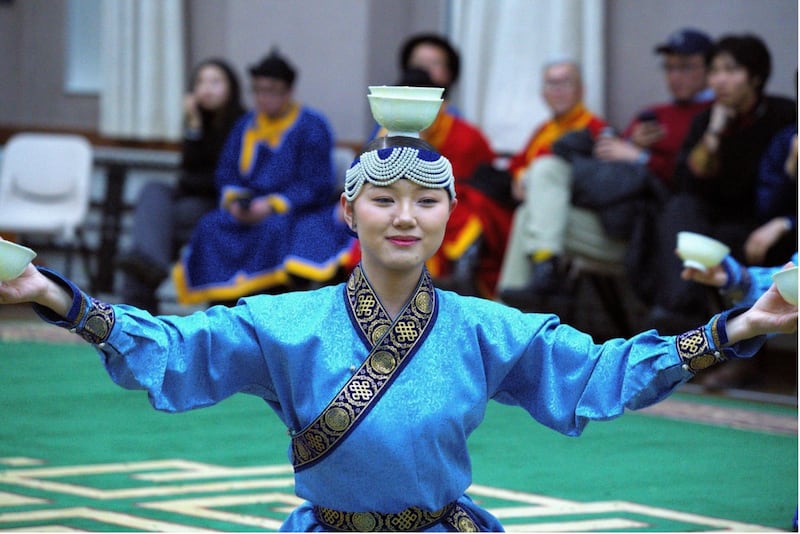Uma jovem se apresenta com traje tradicional mongol durante uma celebração de Ano Novo Lunar e história da família de Mongólia em 14 de fevereiro de 2026.