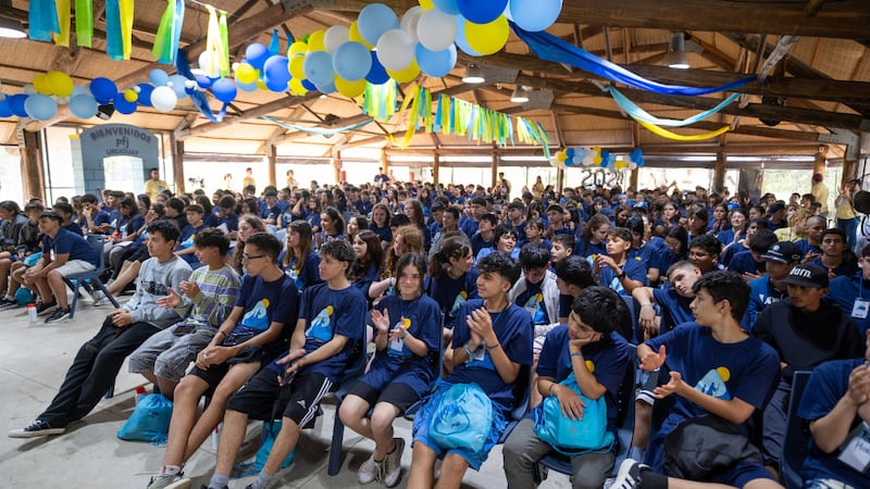 Jovens participam de uma sessão das conferências For the Strength of Youth em toda a Área da América do Sul Sul no início de 2026.