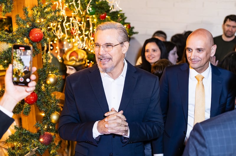 Edson Celulari junta-se a Elder Ciro Schmeil para uma cerimônia de iluminação de Natal em Curitiba, Brasil, 4 de dezembro de 2025.