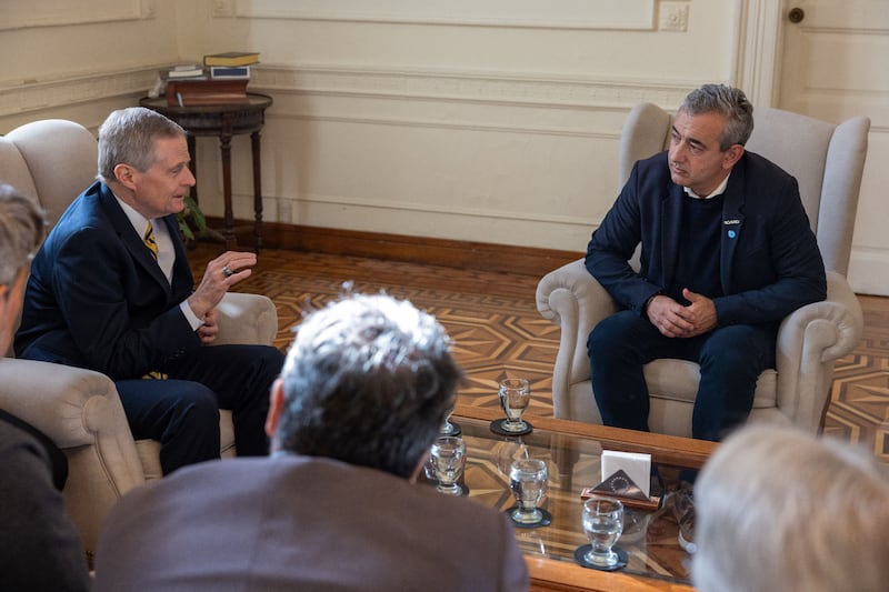 Elder David A. Bednar do Quórum dos Doze Apóstolos, à esquerda, conversa com o Prefeito Pablo Javkin no Palácio Municipal de Rosario, Argentina.