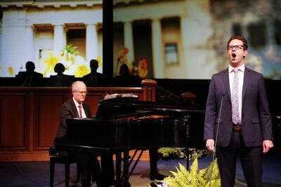 Shea Owens, novo diretor de ópera da BYU e professor assistente de voz clássica, à direita, canta um hino na Conferência Anual da Universidade Brigham Young em Provo, na segunda-feira, 23 de agosto de 2021.