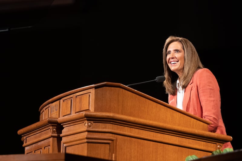 A irmã Kelly Eyring fala no primeiro devocional da BYU–Idaho do semestre do outono de 2022.