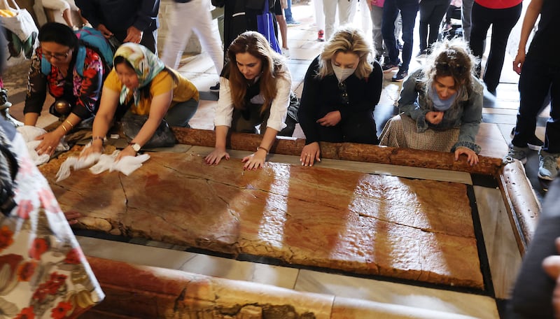 Cristãos adoram a Pedra da Unção na Igreja do Santo Sepulcro em Jerusalém, Israel, na quinta-feira, 20 de abril de 2023.