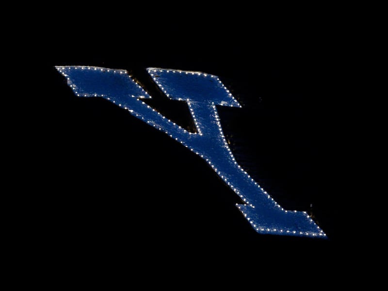 BYU ilumina o "Y" para homenagear o Presidente Jeffrey R. Holland, presidente do Quórum dos Doze Apóstolos, no dia de seu funeral, na quarta-feira, 31 de dezembro de 2025.