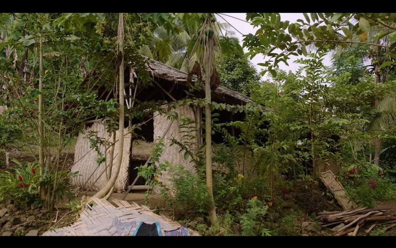 Um exemplo de uma "capelinha na mata" construída com materiais locais utilizados em áreas remotas de Papua Nova Guiné. A Igreja começou recentemente a construir salões de reuniões simplificados equipados com painéis solares e internet por satélite para áreas remotas no Pacífico.