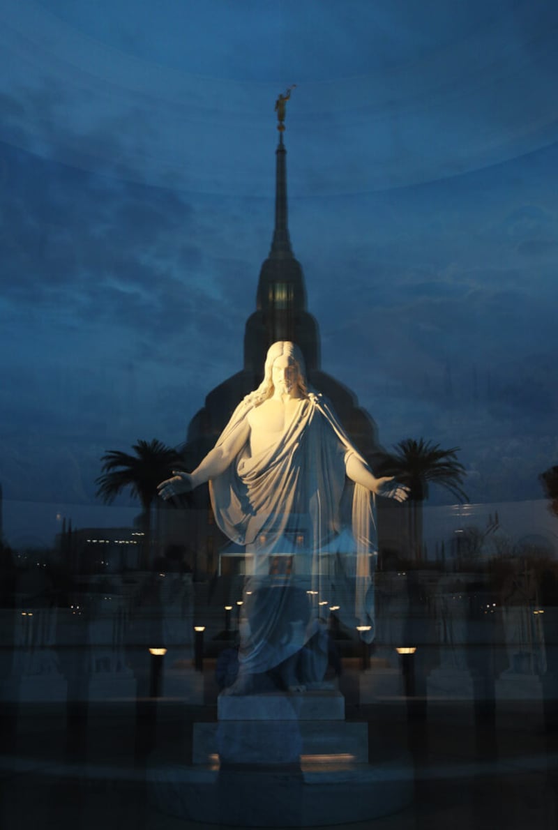A estátua Christus é iluminada no Centro de Visitantes do Templo de Roma Itália com um reflexo do templo em Roma, Itália, na sexta-feira, 8 de março de 2019.