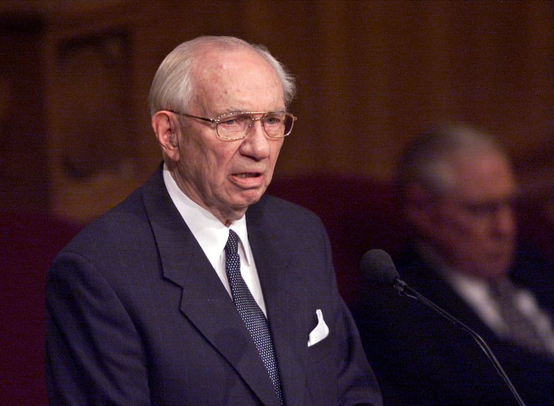 O Presidente Gordon B. Hinckley discursa no serviço memorial em memória dos que morreram no ataque terrorista aos Estados Unidos em 11 de setembro de 2001.