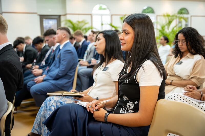 Missionários ouvem durante o devocional com Élder Ronald A. Rasband do Quórum dos Doze Apóstolos em Manágua, Nicarágua, na sexta-feira, 16 de outubro de 2026.