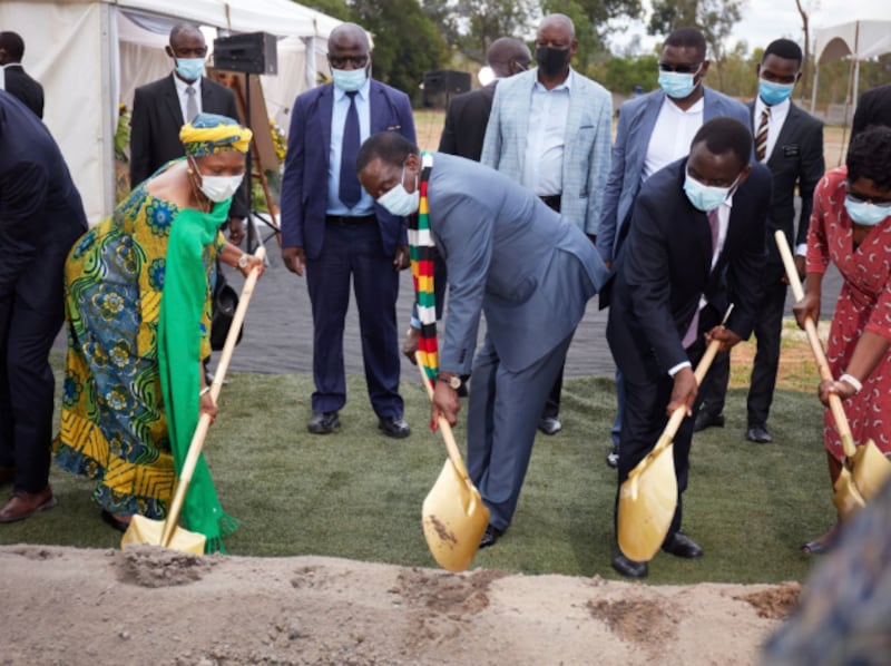 Sua Excelência Emmerson Mnangagwa, presidente da República do Zimbábue, junta-se a Elder Edward Dube, um Setenta Autoridade Geral, na cerimônia de lançamento da pedra fundamental para o Templo de Harare Zimbábue em 12 de dezembro de 2020.