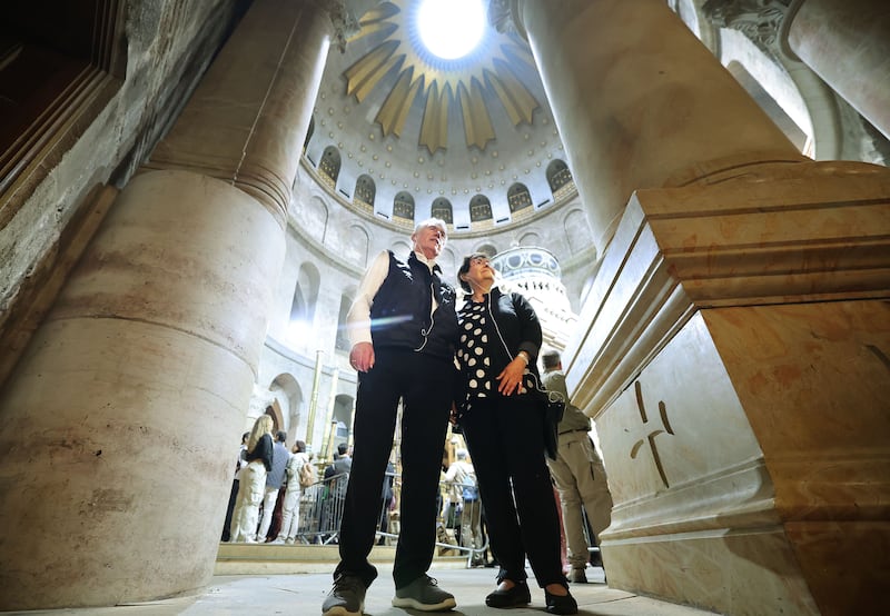Élder Dieter F. Uchtdorf, do Quórum dos Doze Apóstolos, e sua esposa, a irmã Harriet Uchtdorf, observam a Igreja do Santo Sepulcro em Jerusalém, Israel, na quinta-feira, 20 de abril de 2023.
