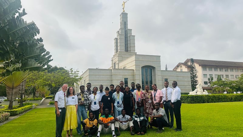 Alunos do Instituto do Campus de Lomé Togo fazem uma pausa para uma foto fora do Templo de Acra Gana, 3 de dezembro de 2025.