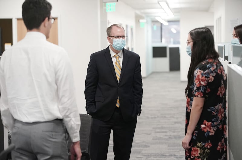 Brian K. Ashton, novo presidente da BYU-Pathway, conversa com funcionários em Salt Lake City na quarta-feira, dia 13 de outubro de 2021.
