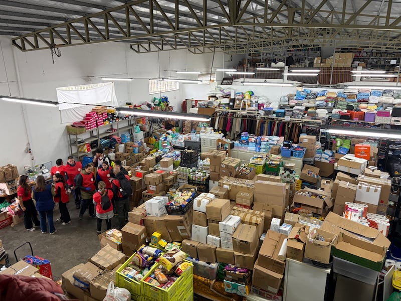 Voluntários Santos dos Últimos Dias de Portugal ajudam a classificar doações de membros para Caritas Leiria e Caritas Setúbal após tempestades mortais atingirem o país no início de fevereiro de 2026.