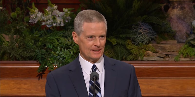 Elder David A. Bednar do Quórum dos Doze Apóstolos fala durante a sessão da manhã de sábado da 196ª Conferência Geral Anual de A Igreja de Jesus Cristo dos Santos dos Últimos Dias no Centro de Conferências em Salt Lake City em 4 de abril de 2026.