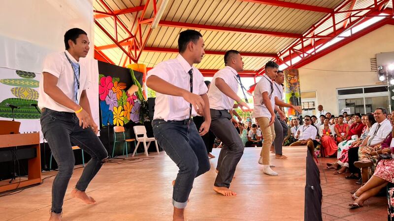 Jovens dançam durante uma atividade como parte de uma conferência FSY de cinco dias na Polinésia Francesa, realizada em julho de 2023.