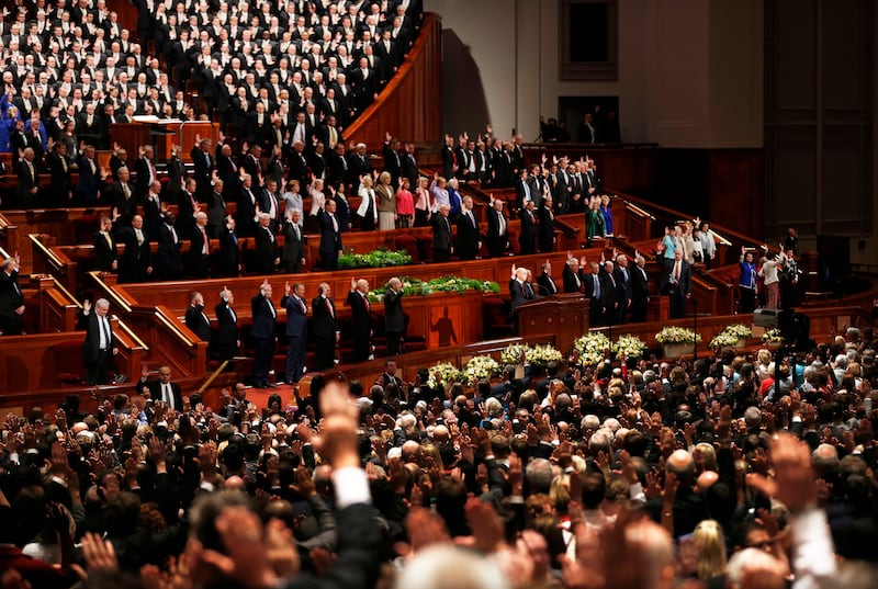 Participantes no Centro de Conferências apoiam a Primeira Presidência e o Quórum dos Doze Apóstolos de A Igreja de Jesus Cristo dos Santos dos Últimos Dias, durante uma assembleia solene no Centro de Conferências em Salt Lake City, no sábado, 31 de março de 2018.