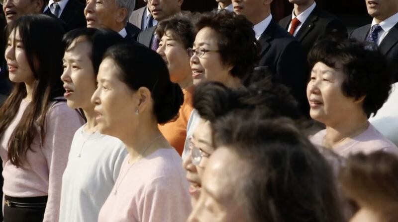 Santos dos últimos dias em Seul, na Coreia do Sul, cantam “Graças Damos, Ó Deus, por um Profeta”, em uma gravação que foi transmitida durante a sessão da tarde de domingo da 190ª Conferência Geral Anual, no dia 5 de abril de 2020.