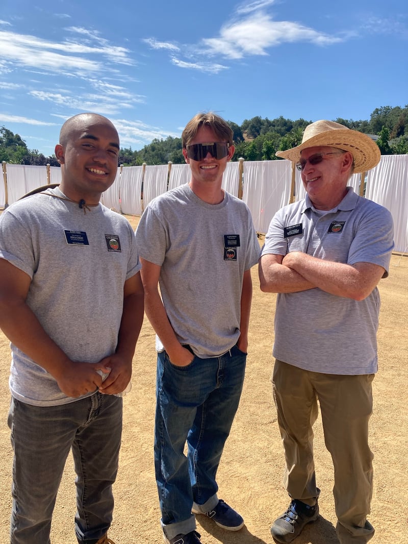Tryston O'Toole, ao centro, posa para uma foto com outros missionários durante sua missão de serviço em Corona, Califórnia.