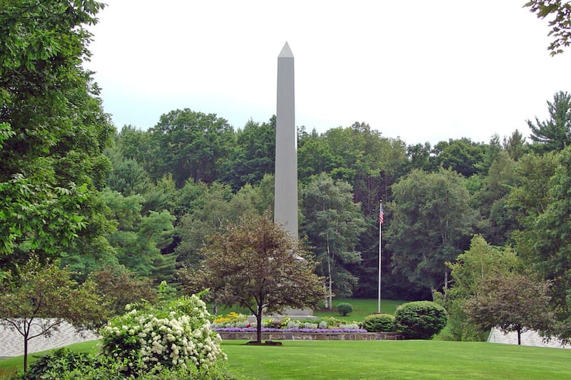 Em 1905, Joseph Fielding Smith acompanhou seu pai à dedicação deste monumento em Sharon, Vermont. In 1905, Joseph Fielding Smith accompanied his father to the dedication of this monument at Sharon, Vermont.