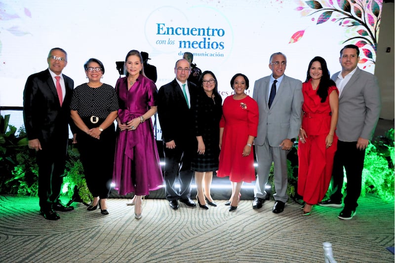 Élder Valeri V. Cordón, um Setenta Autoridade Geral e presidente da Área do Caribe, está de pé para uma foto com jornalistas na quinta reunião anual entre A Igreja de Jesus Cristo dos Santos dos Últimos Dias e jornalistas centrada na história familiar na República Dominicana em 16 de setembro de 2026.