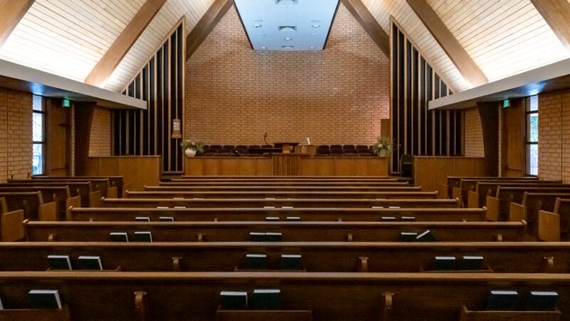O interior da capela do Bispado de Pacific Palisades é retratado no dia de sua rededicação após renovação do incêndio de Pacific Palisades, Califórnia, domingo, 12 de abril de 2026.