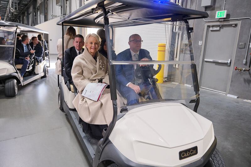 A diretora executiva do Programa Mundial de Alimentos, Cindy McCain, está fazendo uma visita guiada ao Armazém Central dos Bispos de A Igreja de Jesus Cristo dos Santos dos Últimos Dias em Salt Lake City, Utah, na sexta-feira, 30 de janeiro de 2026.