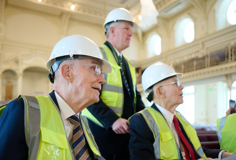 O Presidente Dallin H. Oaks, à direita, e o Presidente Henry B. Eyring, à esquerda, visitam a sala de assembleia do Templo de Salt Lake.