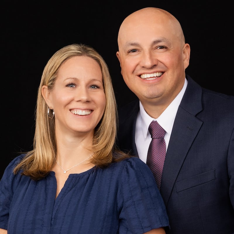 Lehi Rodriguez e Melissa Rodriguez, que servirão como presidente e companheira da Missão Texas Houston Leste a partir de julho de 2026.