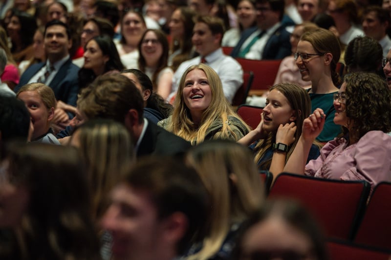 Estudantes ouvem enquanto Elder Gérald Caussé do Quórum dos Doze Apóstolos faz o devocional na BYU–Idaho no domingo, 14 de junho de 2026.