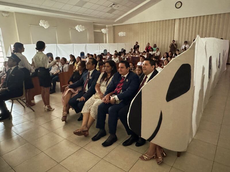 Crianças da Primária e líderes da Estaca Samborondón Equador sentam-se a bordo de um avião falso durante a atividade do mini centro de treinamento missionário da estaca em Guayaquil, Equador, 21 de fevereiro de 2026.