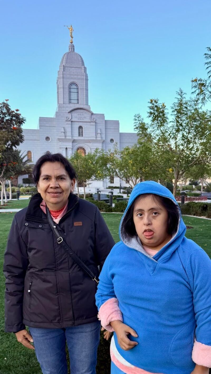 Duas mulheres Santos dos Últimos Dias posam para uma foto em frente ao Templo de Arequipa Peru na primeira semana de agosto de 2025.