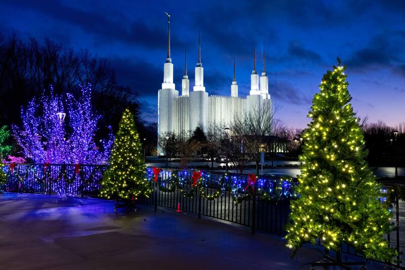 As luzes de Natal iluminam os terrenos do Templo de Washington D.C. na terça-feira, 2 de dezembro de 2025.