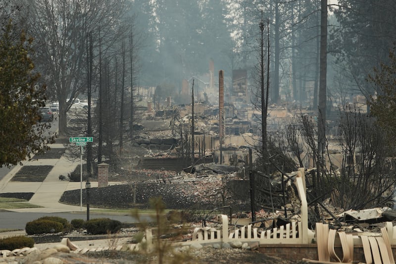 Estruturas ao longo da West Tiffany Avenue foram queimadas até o solo após um incêndio florestal, domingo, 2 de agosto de 2026, em Spokane, Washington.