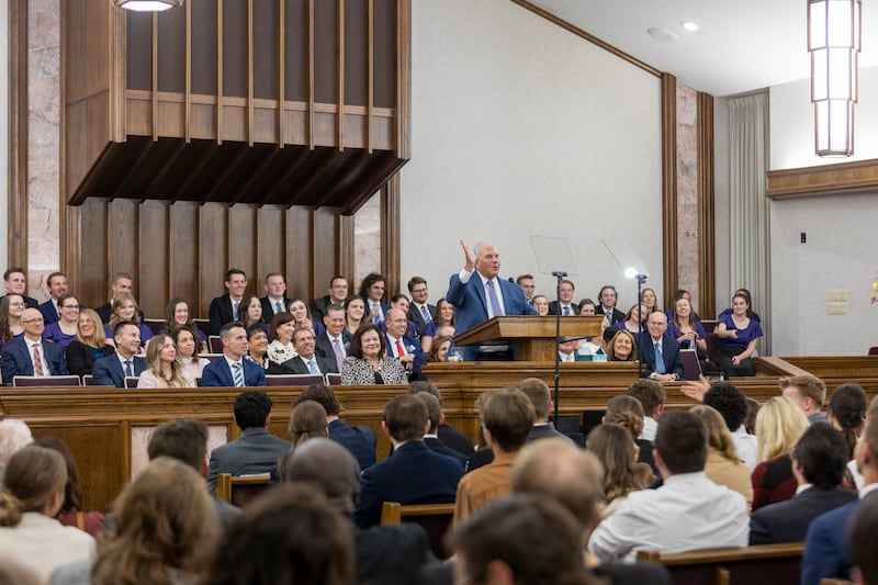 Élder Ronald A. Rasband, do Quórum dos Doze Apóstolos, discursa em um devocional no Instituto da Universidade Weber State em Ogden, Utah, no domingo, 23 de outubro de 2022.