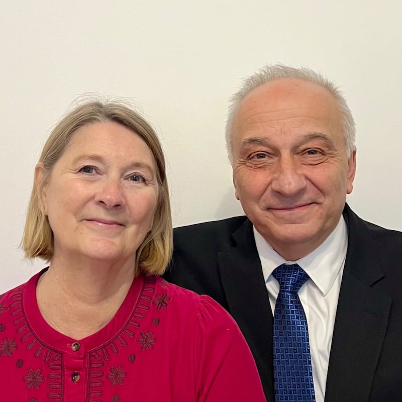 Michael Gilmore e Jacqueline Gilmore, que servirão como presidente e matrona do Templo de Preston Inglaterra começando em setembro de 2026.