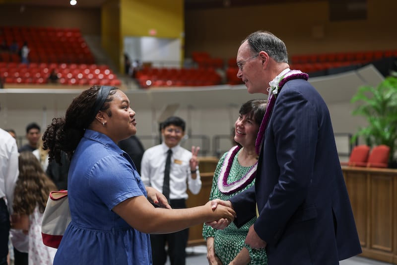 O Bispo Presidente W. Christopher Waddell e sua esposa, Irmã Carol S. Waddell, cumprimentam estudantes da BYU–Hawaii após o devocional de campus realizado no Cannon Activities Center em Laie, Havaí, terça-feira, 13 de outubro de 2026.