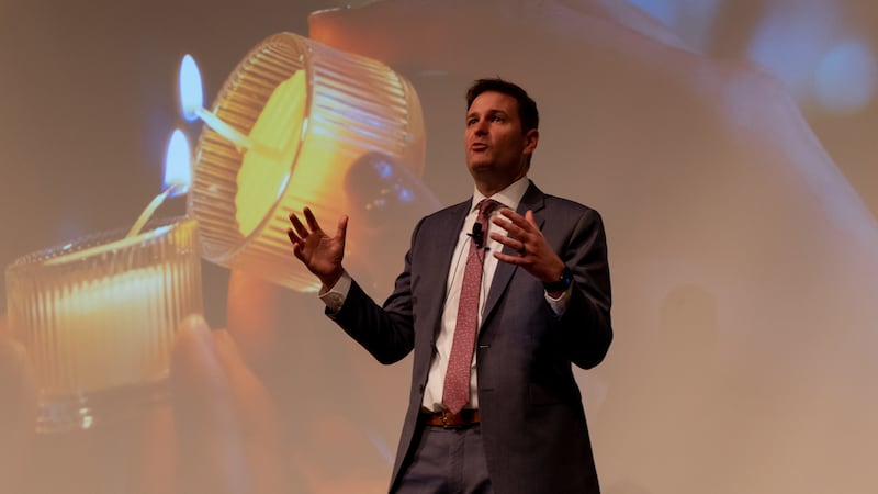 Paul Lambert, membro de A Igreja de Jesus Cristo dos Santos dos Últimos Dias e especialista em crença e fé no local de trabalho, fala durante uma palestra do BYU Wheatley Institute no Edifício N. Eldon Tanner, no campus da universidade em Provo, Utah, em 13 de abril de 2023.