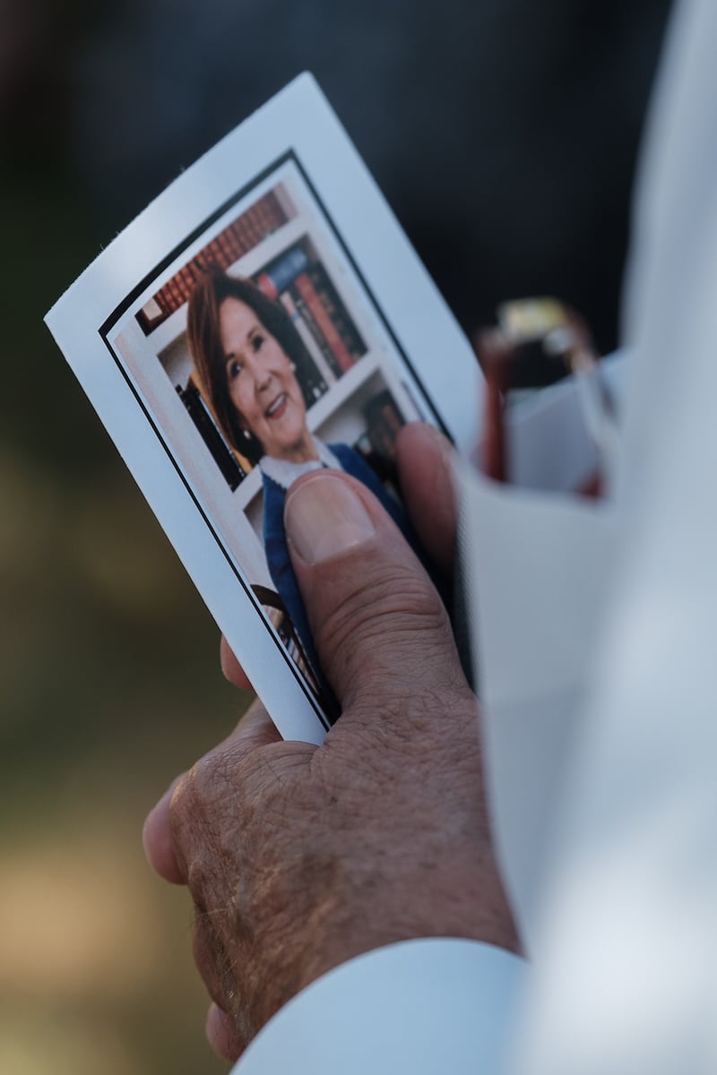 O programa impresso para a cerimônia do enterro da irmã Patricia Terry Holland, esposa de Élder Jeffrey R. Holland, do Quórum dos Doze Apóstolos de A Igreja de Jesus Cristo dos Santos dos Últimos Dias, que foi realizado em St. George, Utah, no sábado, 29 de julho de 2023.