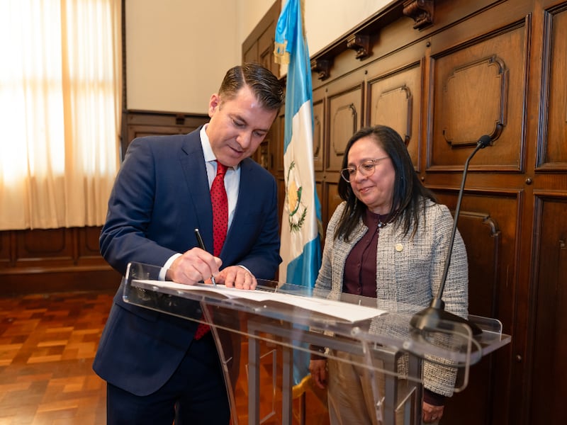 Elder Gregorio Casillas, um membro da Presidência da Área da América Central de A Igreja de Jesus Cristo dos Santos dos Últimos Dias, assina a escritura de doação para o gerador junto com a Vice-Ministra de Hospitais, María del Rosario Orozco, na Guatemala, em 2 de fevereiro de 2026.