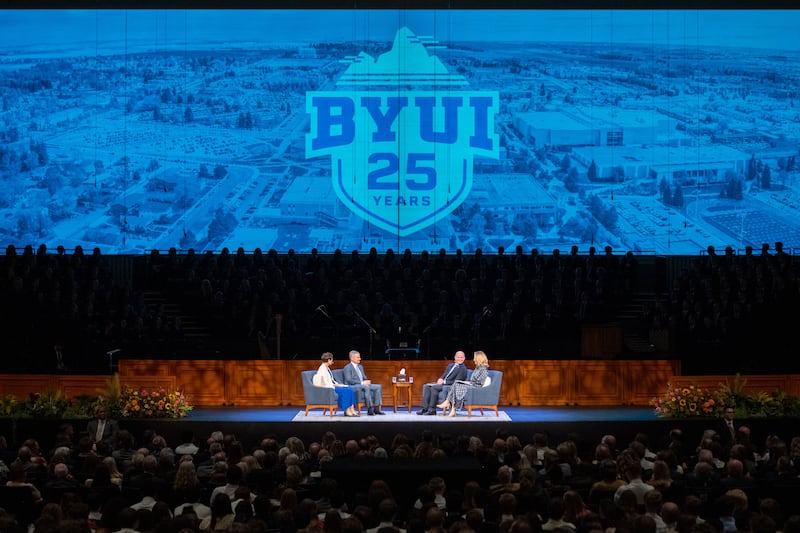 Élder David A. Bednar do Quórum dos Doze Apóstolos, e sua esposa, Irmã Susan Bednar, à esquerda, respondem a perguntas do Presidente de BYU–Idaho Alvin F. Meredith III e Irmã Jennifer Meredith, durante o devocional realizado no BYU-Idaho Center em Rexburg, Idaho, na quinta-feira, 8 de outubro de 2026.