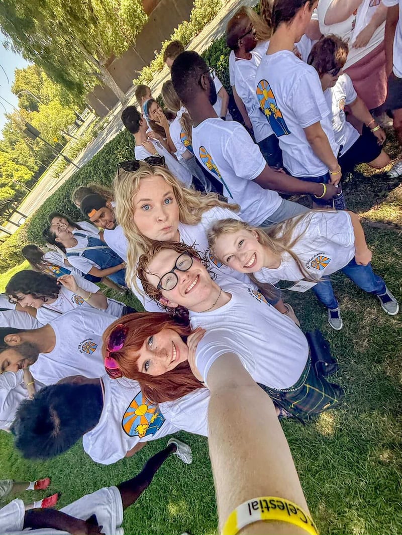 Participantes da conferência ASL YSA de 2025 sorriem para uma foto em Riverside, Califórnia. A conferência ocorreu de 14 a 18 de agosto de 2025.