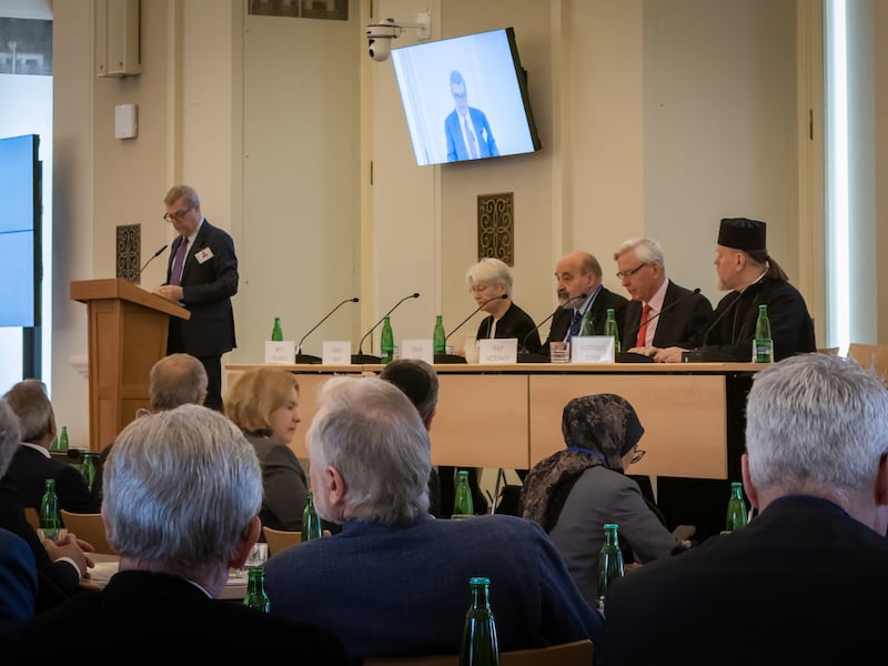 O Professor Brett Scharffs do International Center for Law and Religion Studies na Brigham Young University modera um painel durante a Conferência Internacional de Alto Nível da Aliança do Artigo 18 (International Religious Freedom or Belief Alliance) em 13 de novembro de 2025, em Praga, República Tcheca.