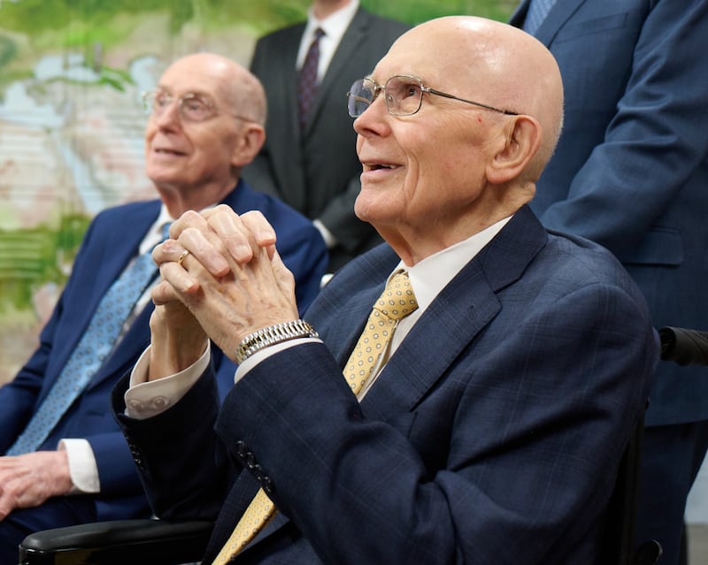O Presidente Dallin H. Oaks e o Presidente Henry B. Eyring visitam o novo Centro Humanitário da Igreja de Salt Lake City na sexta-feira, 22 de maio de 2026.